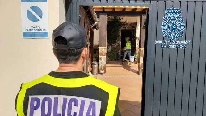 Agentes de la Policía Nacional de Jerez registrando la vivienda del presunto distribuidor de cocaína