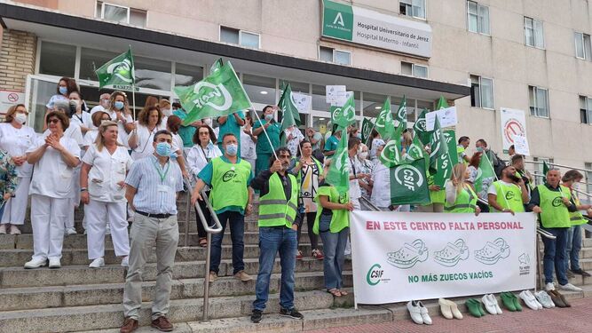 Protesta en el Hospital de Jerez dentro de la campaña 'No más zuecos vacíos' contra la falta de contrataciones, hace unas semanas.