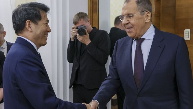 El representante especial del Gobierno de China para Asuntos Euroasiáticos, Li Hui, saluda al ministro de Relaciones Exteriores de Rusia, Sergei Lavrov, en Moscú.