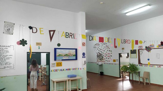 Una imagen del acceso a las aulas de la prisión de Puerto 2, donde se han colocado algunos de los paneles.