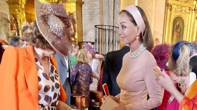 Isabel Preysler charla con otra invitada en la ceremonia de la hija de los duques de Segorbe