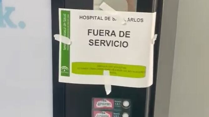 Carteles de 'fuera de servicio' colocados en las máquinas de vending del hospital de San Carlos.