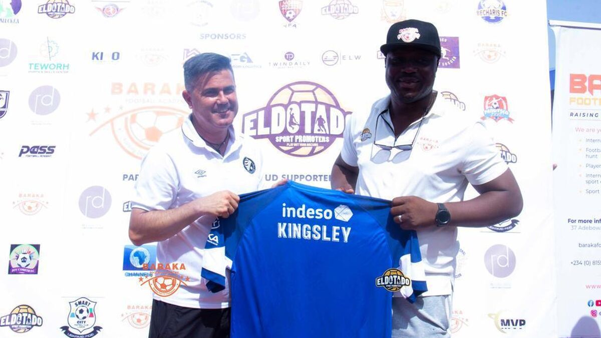 Juan Carlos Ramírez obsequió a los rectores de Baraka y El Dotado con una camiseta del club.