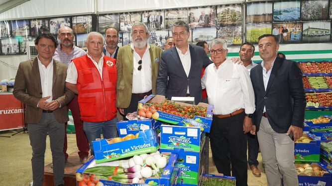 El consejero de Presidencia, Antonio Sanz, recibió su peso en frutas, verduras y hortalizas.
