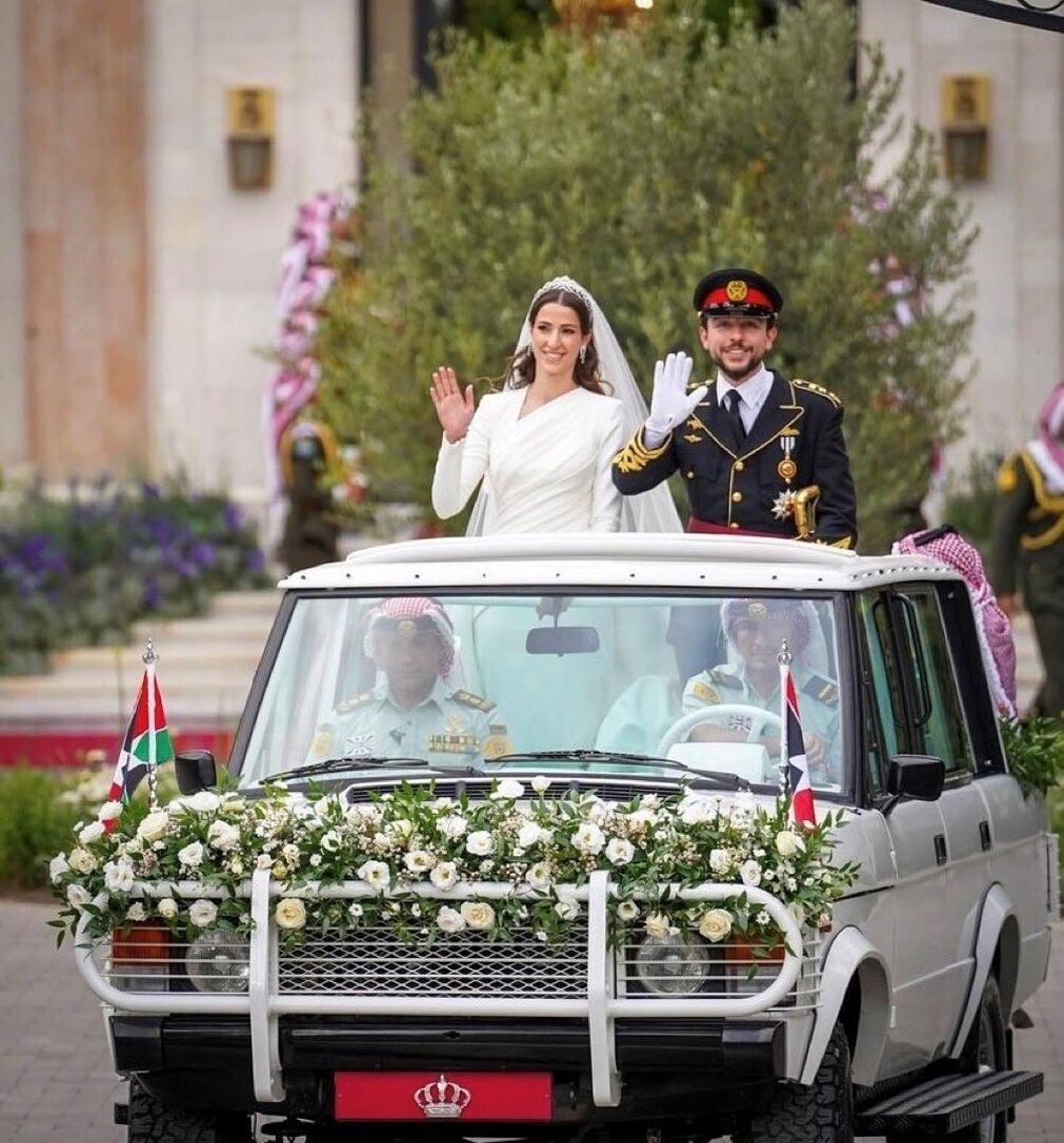 La boda real en Jordania, celebrada este pasado jueves. El pr&iacute;ncipe Hussein y su esposa, la arquitecta Rajwa Al Seif, con los novios recorriendo las calles de Amm&aacute;n