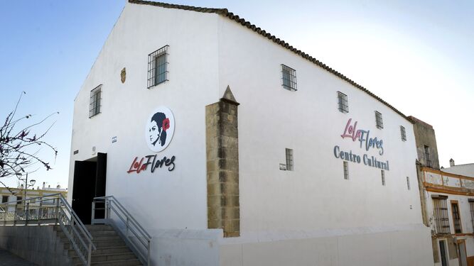 Fachada del Centro Cultural Lola Flores, en la antigua Nave del Aceite de Jerez.