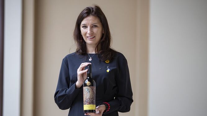 Natalia Burlachenko posa con uno de los vinos ucranianos de la cata ofrecida en el Congreso Mundial de Cádiz y Jerez.