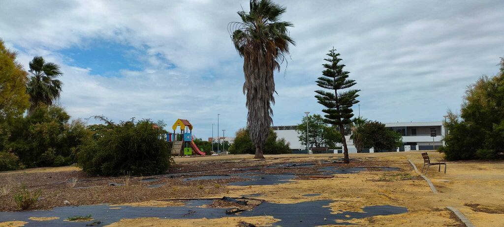 Quejas vecinales por el mal estado de los parques de Pozoalbero en Jerez.