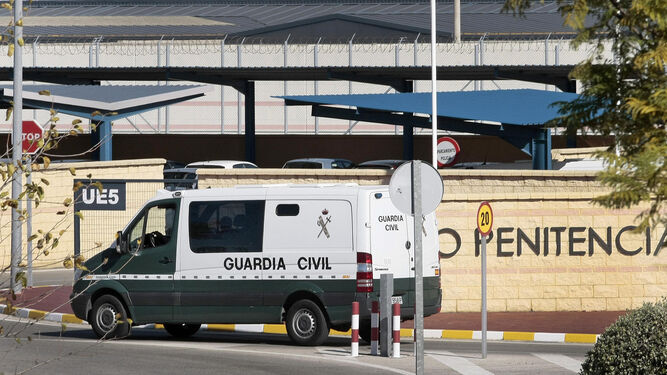 El ex alcalde Pedro Pacheco, trasladado el 24 de octubre de 2014 al centro penitenciario de Puerto 3 en el furgón de la Guardia Civil de la imagen.