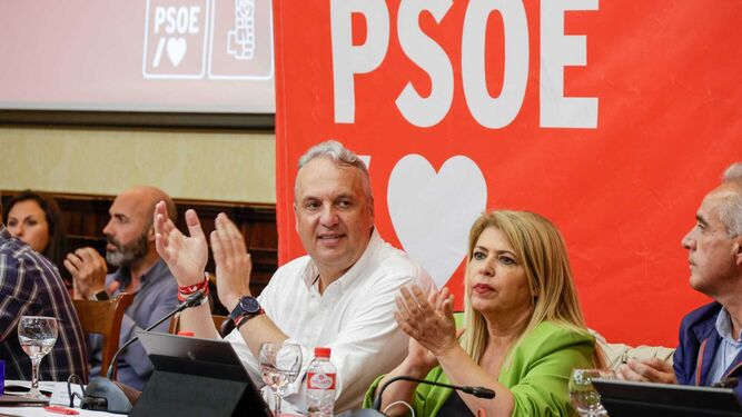 Ruiz Boix y Mamen Sánchez, presidiendo este jueves el comité provincial del PSE en Cádiz.