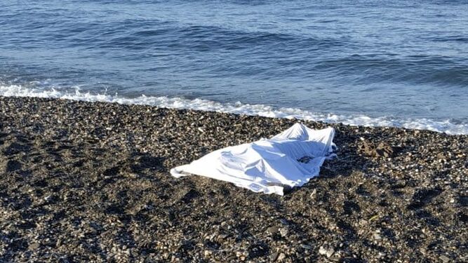 Uno de los cadáveres encontrados en la playa de Adra este viernes