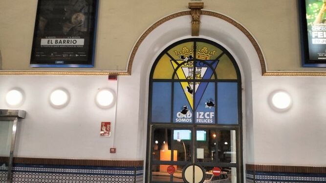 Imagen de los destrozos del escudo del Cádiz CF en la estación de trenes de Jerez