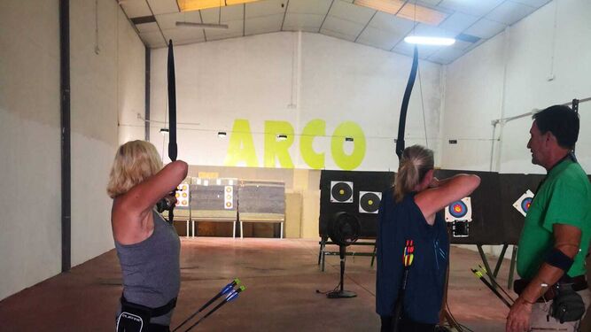 Varias mujeres de AMMA Jerez practicando el tiro con arco en La Barca.