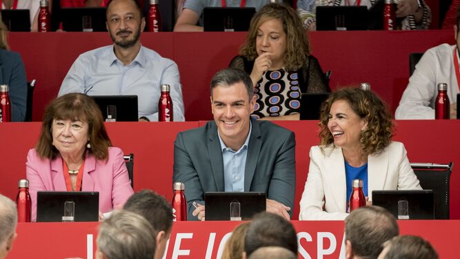El secretario general del PSOE, Pedro Sánchez, junto a Cristina Narbona y María Jesús Montero.