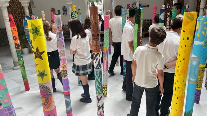 Alumnos de Secundaria del Colegio Montaigne se adentran en la instalación artística.