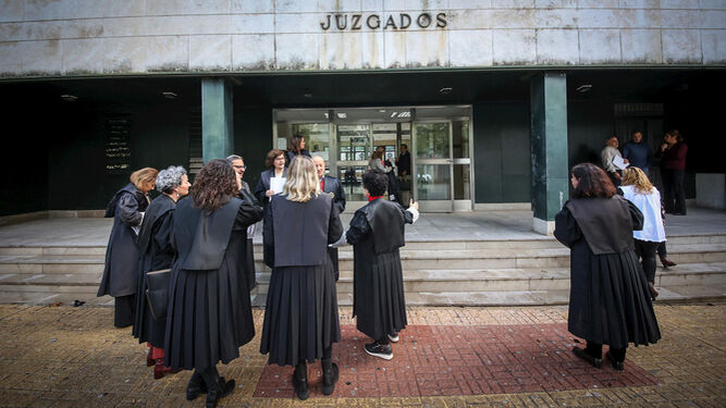Letrados de Justicia, concentrados ante la sede los juzgados de García Figueras, a finales del pasado mes de enero.