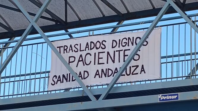 Pancarta de la Plataforma de Radioterapia  junto al Hospital de Jerez.