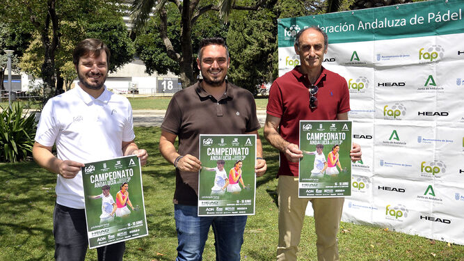 Fran Pérez, Jesús Alba y Antonio Poyatos posan con el cartel del Andaluz.