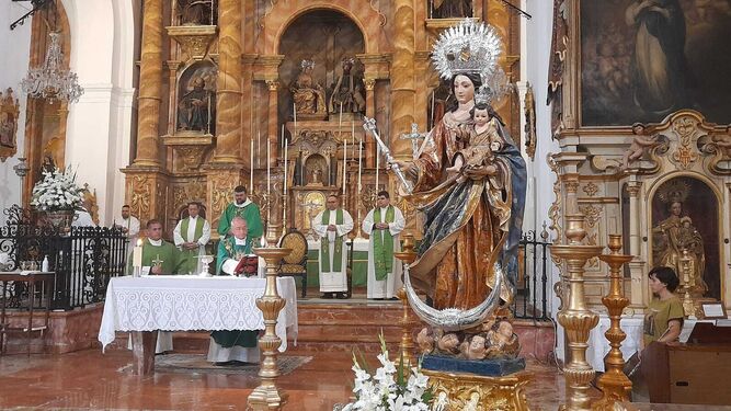Un momento de la misa pontifical, presidida por el obispo de la Diócesis Asidonia-Jerez, José Rico Pavés, tras la presentación de la Virgen, a la derecha.