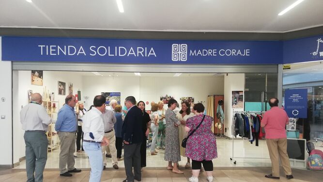 Un momento de la inauguración de la tienda solidaria de Madre Coraje.
