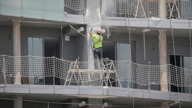 Un obrero trabajando en la construcción de un edificio residencial en Jerez.