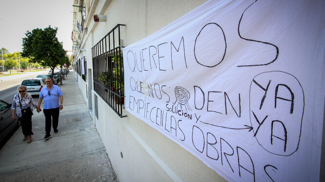 Una de las pancartas que hay en la barriada La Asunción pidiendo las obras de rehabilitación.