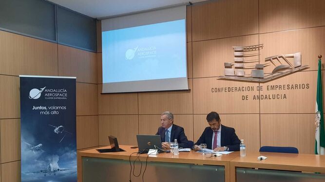 Antonio Gómez-Guillamón y Juan Román presentan el informe en la sede de la CEA.