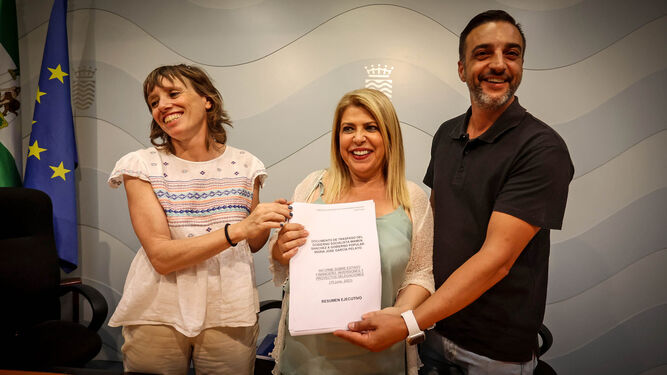 Mamen Sánchez, acompañada por Laura Álvarez y José Antonio Díaz, junto a la documentación que han entregado al nuevo gobierno.