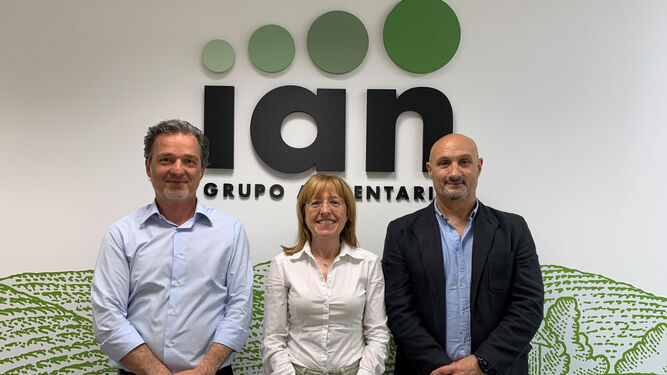 De izquierda a derecha: Santiago Orlando, director Industrial de Grupo IAN; Pilar Ariztegui, responsable Corporativa de Prevención y Medio Ambiente en Grupo IAN; y Pedro Balda, delegado de Zona Norte en Quantica Renovables.