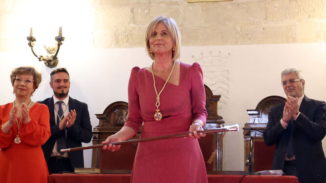 María José García-Pelayo con el bastón de mando de la ciudad como nueva alcaldesa.