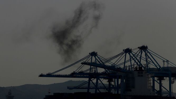 Gases emitidos por la chimenea de un barco portacontenedores en el puerto de Algeciras.