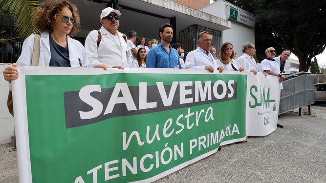 Protesta de los médicos de Atención Primaria, en el centro de salud de San Benito.