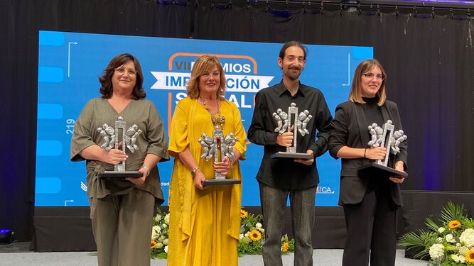Úrsula Ferrer, de Verinsur (2i), junto a los otros galardonados en los Premios a la Implicación Social del Consejo Social de la UCA.