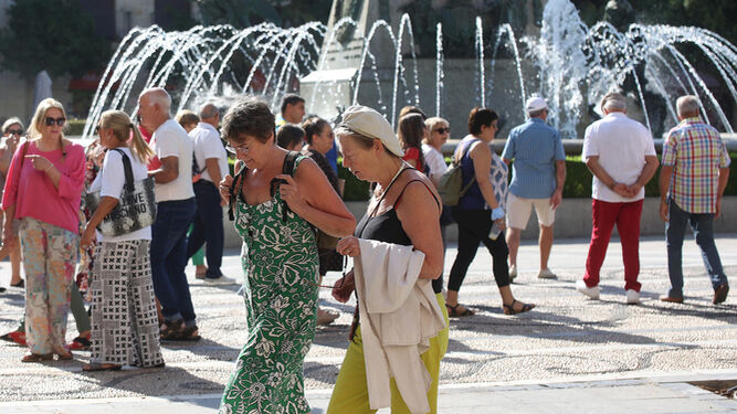 Turistas por la plaza del Arenal.
