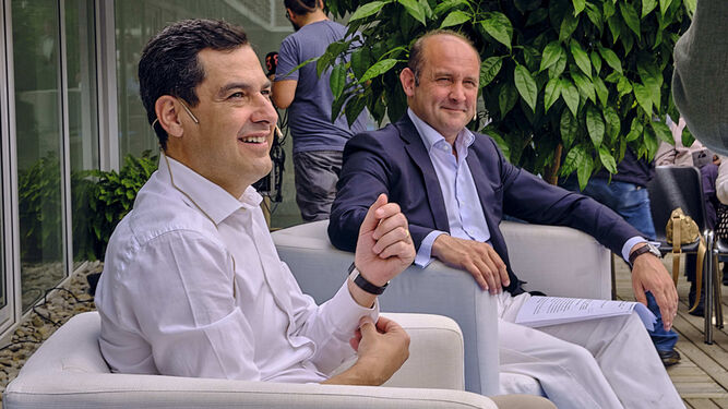 Juancho Ortiz, en la imagen junto a Juanma Moreno en 2019, sigue siendo el mejor situado para presidir la Diputación, pero la decisión no está tomada aún.