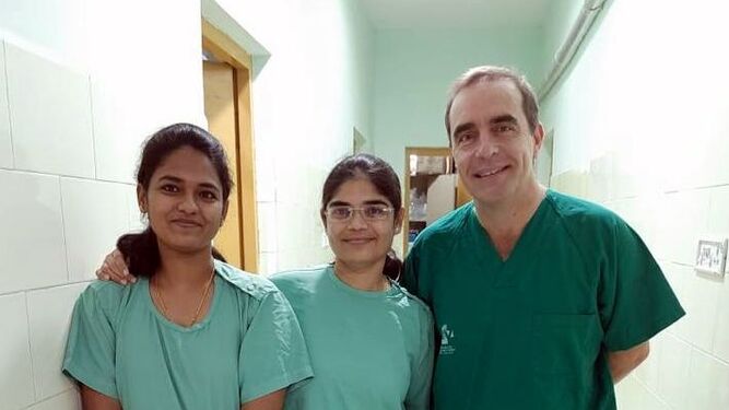 El voluntario sevillano junto con integrantes del equipo de Ginecología y Obstetricia del Hospital de Kalyandurg.