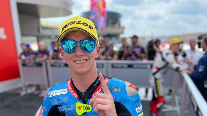 David Muñoz, muy sonriente tras lograr la primera pole de su vida en Moto3, que también es la primera de un piloto andaluz en el Mundial.