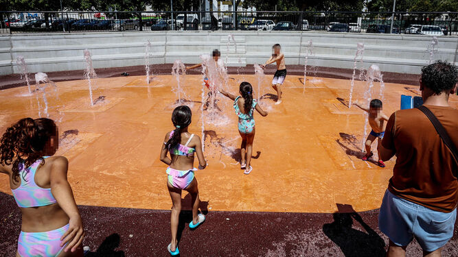 Niños jugando en la zona de agua del parque infantil de La Granja, ayer lunes.