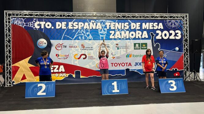 Claudia Reynaldo, del CTM Jerez, levanta su trofeo de campeona de España en Zamora.