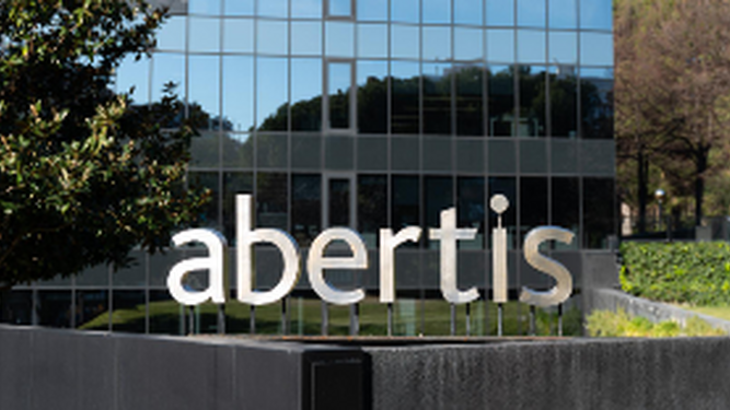 Logo de Abertis a la entrada de un edificio.