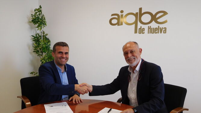 Firma del acuerdo en la sede de la Aiqbe.