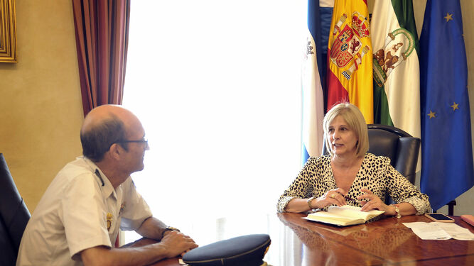 La alcaldesa, María José García-Pelayo, con el comisario de la Policía Nacional de Jerez, Francisco José García Carrasco.