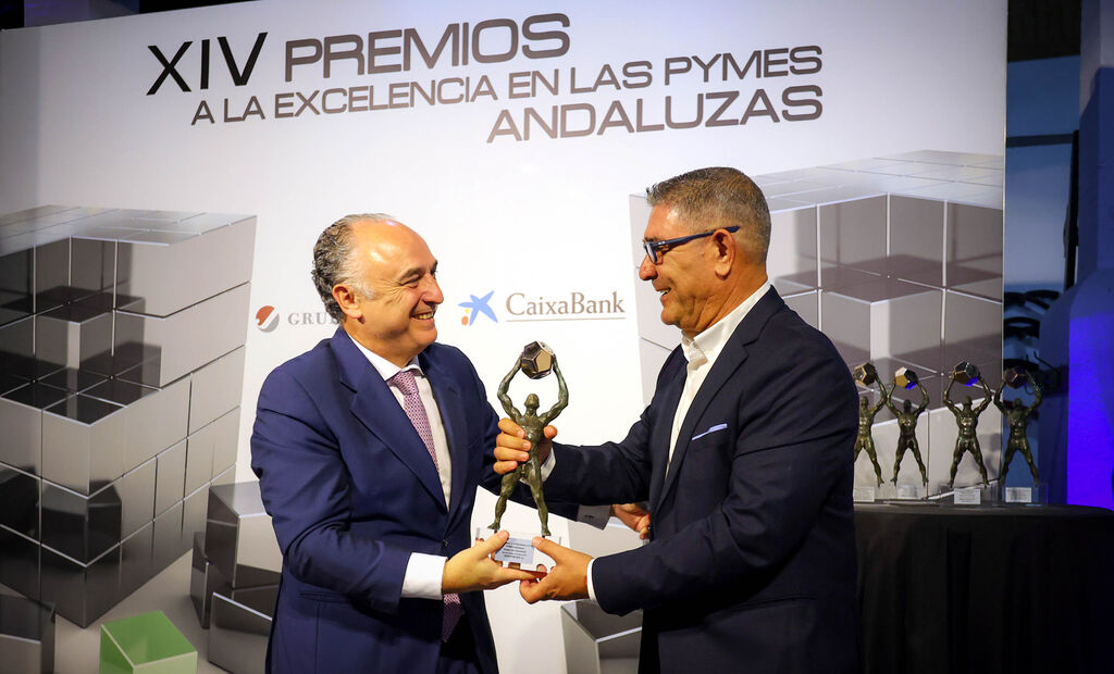 Juan Ignacio Zafra entrega el premio a Diego Oller G&oacute;mez, de ECOINVER BIO