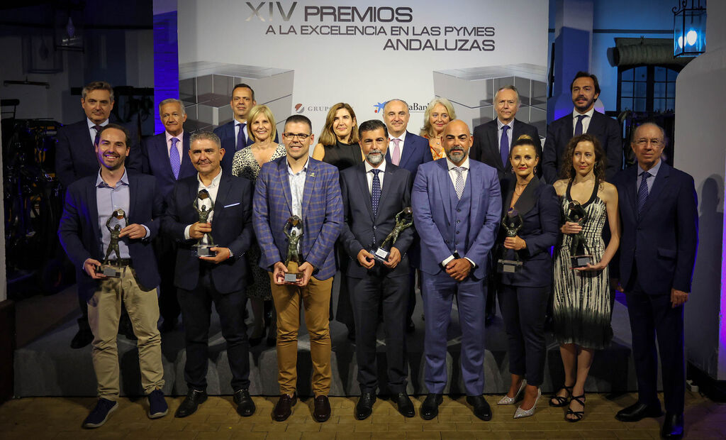 Autoridades, autoridades, directivos de Grupo Joly y CaixaBan y galardonados en los XIV Premios a la Excelencia en las PYMES Andaluzas