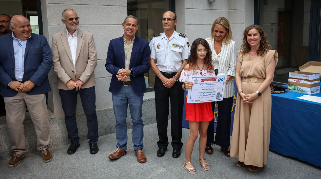 La polic&iacute;a entrega los 3&ordm; Premios de Infograf&iacute;as Sobre el Riesgo de Internet a escolares de Jerez