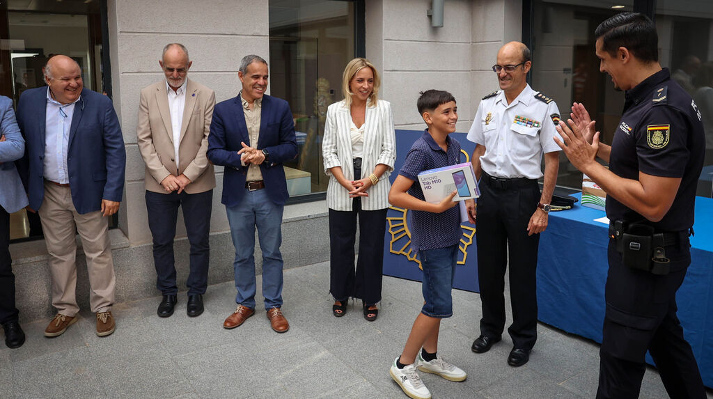 La polic&iacute;a entrega los 3&ordm; Premios de Infograf&iacute;as Sobre el Riesgo de Internet a escolares de Jerez