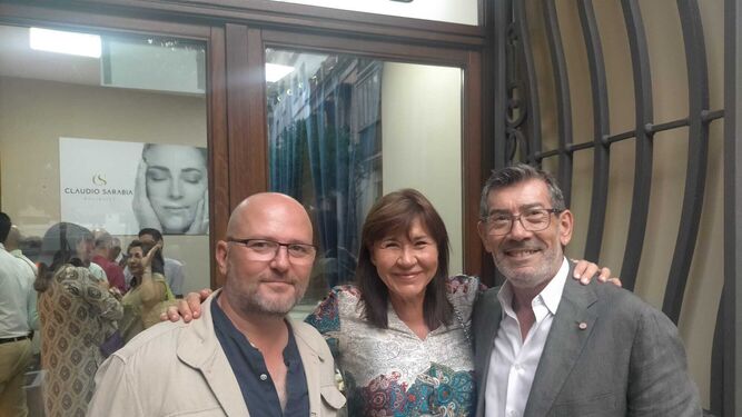 Claudio Sarabia, Silvia Alonso y Emilio Laveda, en la reciente inauguración del centro Claudio Sarabia Facialist.