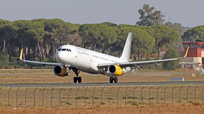 Un avión de la compañía Vueling despegando del Aeropuerto de Jerez.