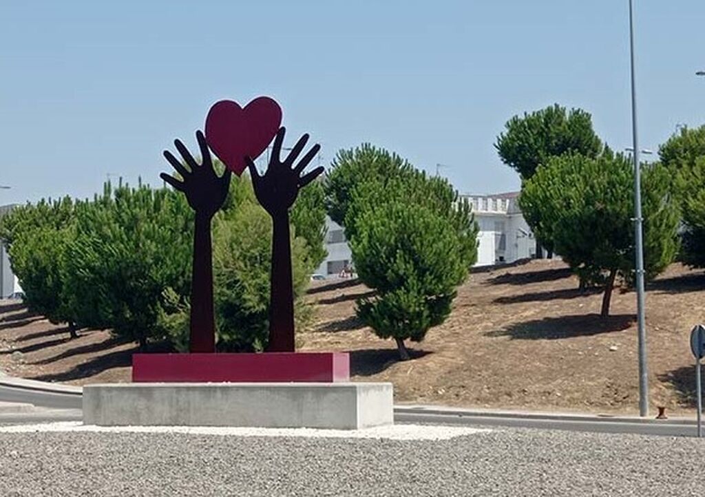 Rotonda con el Monumento al Donante de Sangre