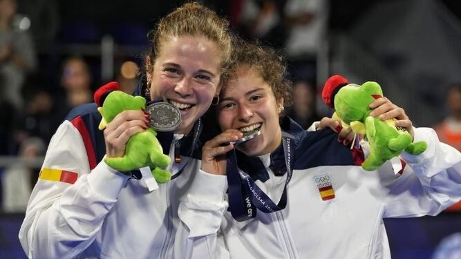 Marta Caparrós y Marta Barrera muerden la medalla de plata de los Juegos Europeos.